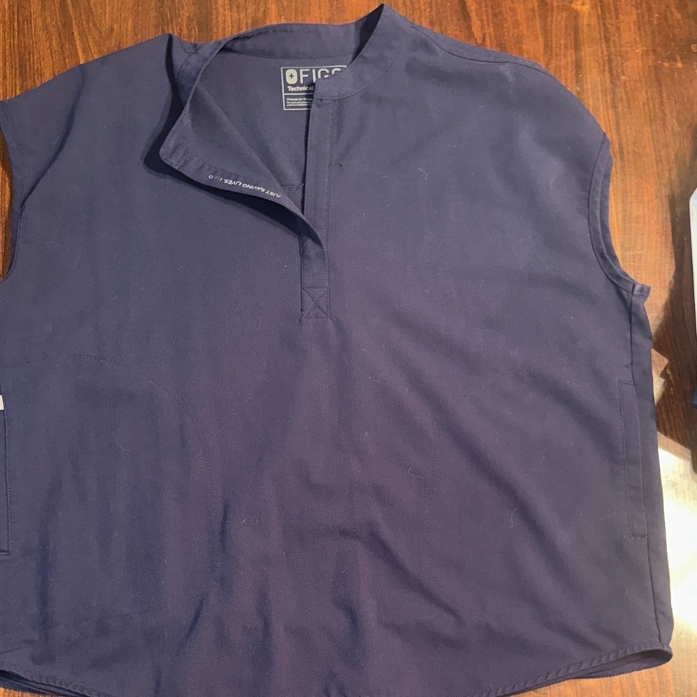 Figs Women’s navy blue sleeveless scrub top